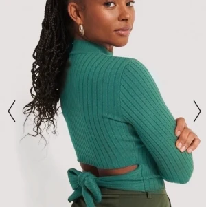 Tröja med knytning - Superfin tröja med knytning i ryggen. Färgen är mer ljusblå/turkos i verkligheten💗Kan skicka fler bilder privat på färg och passform✨💕