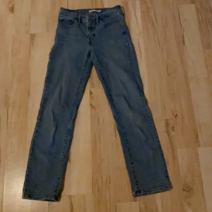 Byxor 👖  - Ett bra skitsnygga blåjeans. + frakt 🚚 