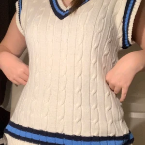 Vest  - Jättefin vest i strl M. Har inte används så mycket på sistone, därav till säljes!