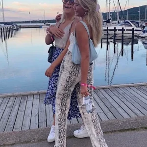 Zara Jeans - Intressekoll på mina skit snygga jeans i från Zara. Kommer tyvärr inte så mycket till användning🖤 storlek 34