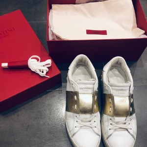 Valentino Garavani Rockstud sneakers - I fint skick med xtra skosnören och dustbag samt skokartong. Köpta för 5300:- stl 38. Jättesnygga favorit modellen!