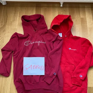 2 champion hoodies - 2 fina champion hoodies, en av dom e vintage! passar oversized om du e under 1.85! säljes tillsammans eller saparat!! bud eller skriv för direkt köp! Bud ligger på: 200kr