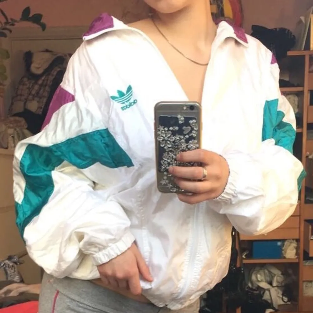 Cool retro jacka från Adidas. Lite 80-90tals stil💋 perfekt nu till våren och sommaren🥰. Jackor.