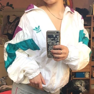 Vintage vårjacka - Cool retro jacka från Adidas. Lite 80-90tals stil💋 perfekt nu till våren och sommaren🥰