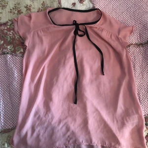 Rosa blus med svart rosett 🎀 👚  - Den är typ aldrig använd