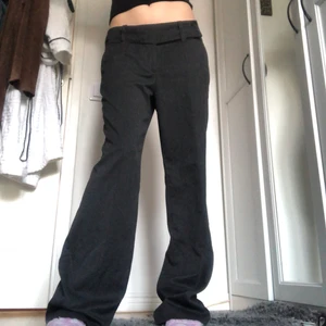 Gråa kosymbyxor - Så snygga och sköna kosymbyxor! Har storlek 36 och de sitter baggy på mig i midjan (se bild 2 med skärp) Är 171 och de är ganska långa för mig❤️✨