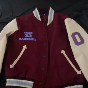 En jätte fin jacka  - Den är köpt på secondshand Märket är cahmpion Bud börjar på 200kr budet höjs med 20 kr extra vid varje bud❤️ Den är L i barn storlek Men den passar perfekt på XS/S BUD LIGGER PÅ 390KR