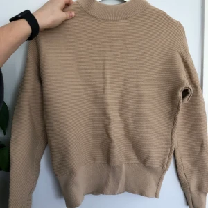Stickad tröja - Brun/beige stickad tröja. Storlek S, använd fåtal gånger. Pris kan diskuteras