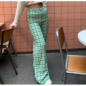 Zara byxor  - Intressekoll på mina fina rutiga byxor från Zara. OBS, lånade bilder från tjejen jag köpte dom ifrån här på plick. Skriv för mer bilder!