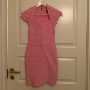 Bandageklänning Herve Leger - Rosa bandageklänning från Herve Leger. Storlek XS. Sitter otroligt fint på kroppen och är mjuk och skön. 