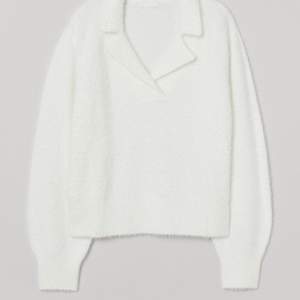 Slutsåld lurvig tröja från H&M i storlek S. Ordinarie pris 199kr, mitt pris 100kr+frakt 🥰
