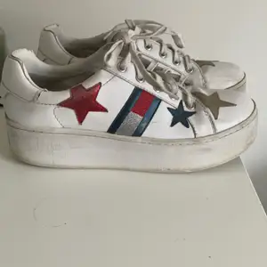 Ett par Tommy Hilfiger sneakers som är as coola och ganska höga. De är använda men fortfarande i gott skick och inte mycket slitningar💕💕