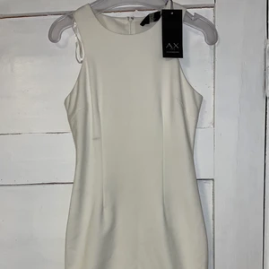 VIT KLÄNNING -  Vit klänning i storlek 36. Aldrig använd med prislappen kvar. Budgivning sker i komentarsfältet och startar på 70kr, köp direkt för 140kr