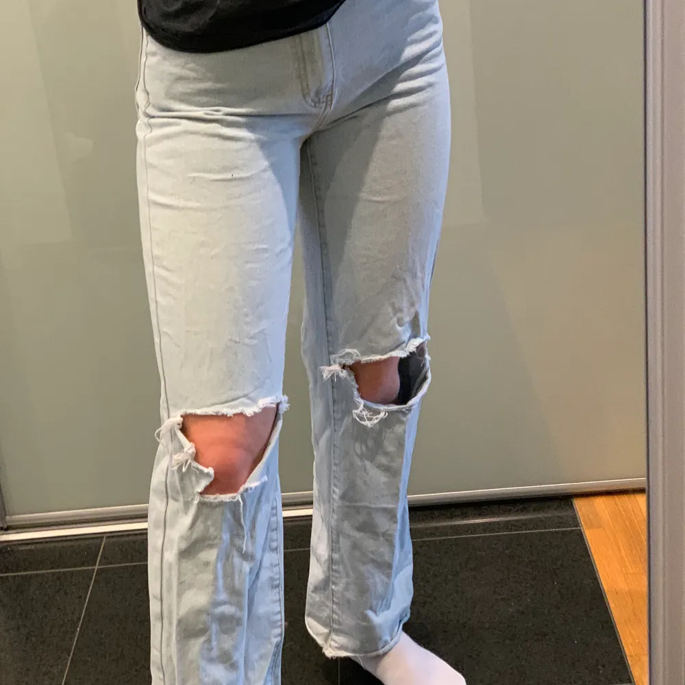 Ett par fina (med ostyrkta) ljusblåa jeans! De är en aning för korta för mig (1,75cm), men passar perfekt för någon på 165cm ish.. Jeans & Byxor.