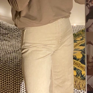 Zara Straight Jeans - Jeans i storlek 36 från Zara i modellen ”The marine straight”. Jag är 165cm lång, säljer dessa då de inte har kommit till användning, det finns inga defekter. De passar 36/38 då de är i lite stretchigt material. Skriv vid intresse, frågor Frakt tillkommer