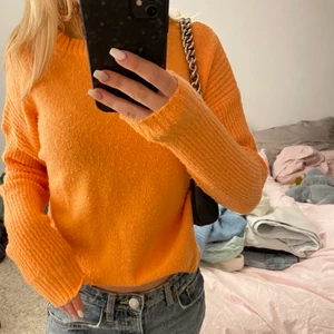 Stickad tröja - Orange stickad tröja från Bershka i storlek XS.💕💓💞