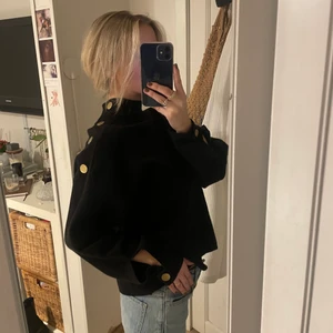 Sweater, storlek s - Så himla stilren och användbar sweater från MANGO i storlek S💘  super snygga detaljer med guldknappar vid axlar och ärmar😍✨ 