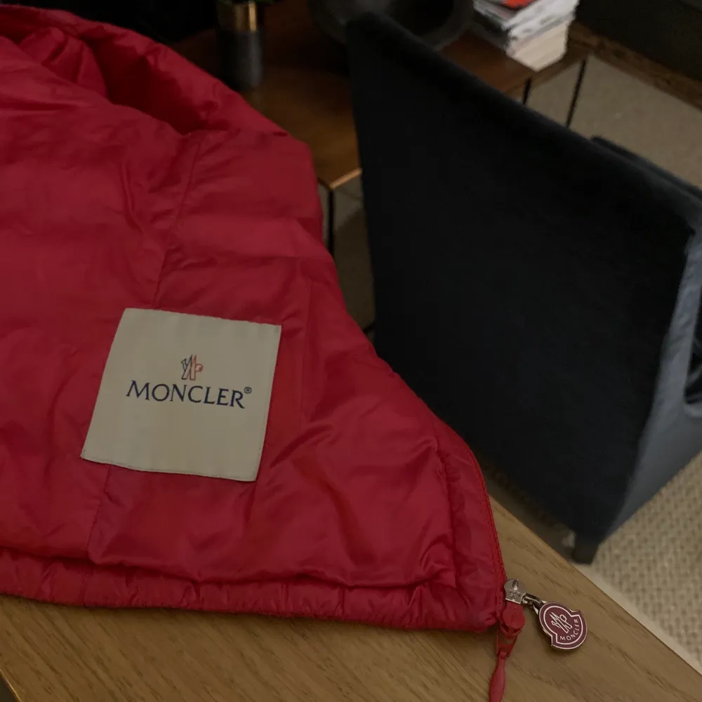 Ascool rosa dunjacka från moncler i storlek 1, vilket motsvarar en S. Kommer med en matchande dustbag i samma färg💗. Takit.