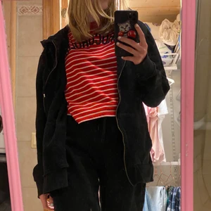 Tröja - Röd randig tröja. Tröjan är i storlek S men passar både s och xs. Inte jätte använd men lite nopprig. Skriv till mig privat för fler frågor eller bilder. 