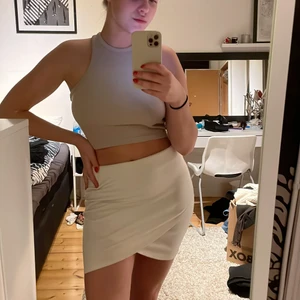 Vit kjol  - Vit stretchiga kjol från ginatricot