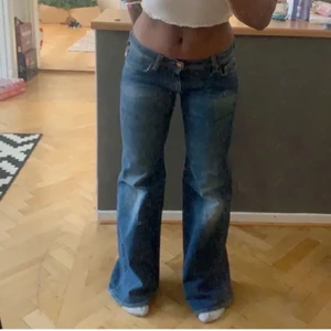 Lågmidjade jeans - Köpta här på plick men kommer inte till användning:( bilder från förra ägaren förutom sista! Sitter perfekt på mig som vanligtvis har 25/26 i jeans och 32/34 i längd😋💕
