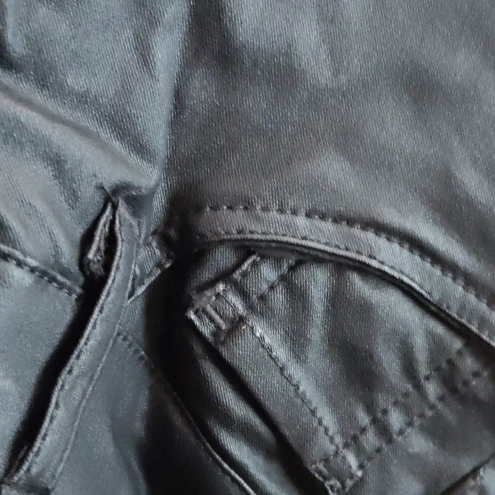 Ett par jeans från HM som har skin imitation i stl 38 dom är jätte stretchiga modellen heter Curvy Jeggings och dom är high Waist använda få gånger så är i nyskick 150 kr köparen står för frakten😊. Jeans & Byxor.