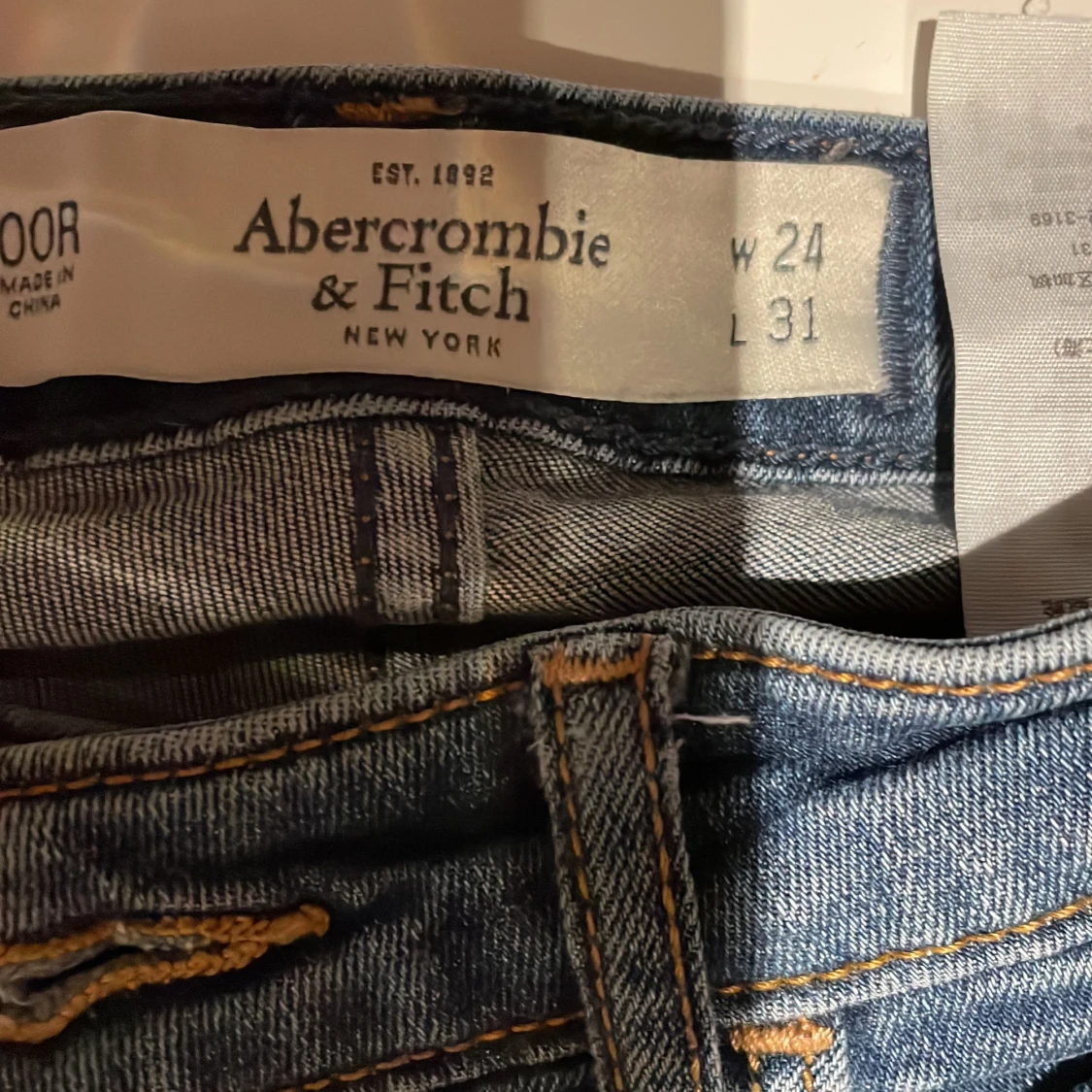 Jeans med hål  - 91