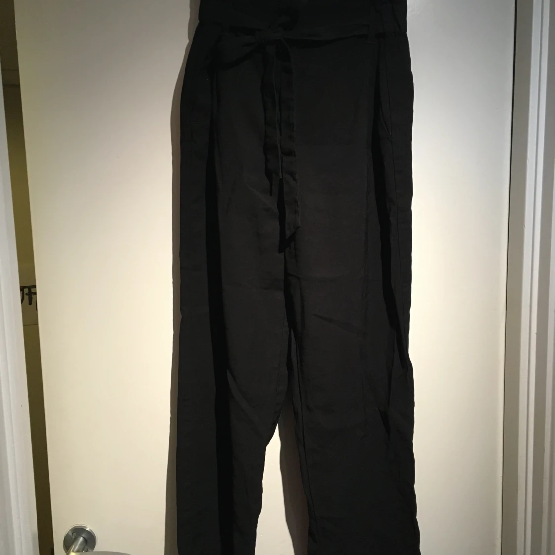 Svarta lösa byxor med rosett