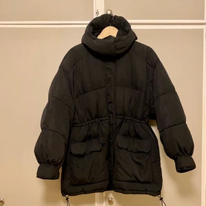 Dunjacka med dragsko NaKd nypris 899kr  - Samma som bilderna fast snart. Nypris 899 sek.Flyttrensar- Säljer massa med plagg till billiga priser!!! Samfraktar så kolla mina andra annonser. Frakt efter paketets vikt, ansvarar ej för postens hantering av paket. Hör av dig vid frågor :)