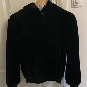 Päls jacka  - Använt typ 3 gånger, denna är från Cubus och i st 158-164. FRAKTEN TILLKOMMER I PRISET!!!!🤩