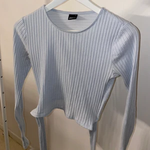 Blå tröja  - Super fin blå tröja från Gina                                         Öppen rygg med snörning!                                              Frakt tillkommer! 