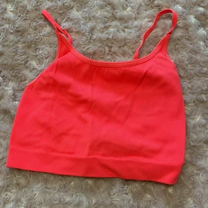 Neon rosa topp  - Denna använde jag för länge sen och var då en favorit😍 denna är i st xxs men väldigt stretchig! FRAKTEN TILLKOMMER I PRISET 🤩