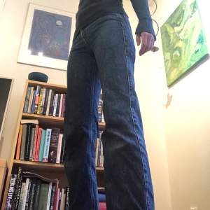 Ett par jeans från weekday, modell rowe storlek 24/30 nypris 500kr