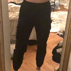 Svarta cargobyxor - Från Prettylittlething, storlek 40.