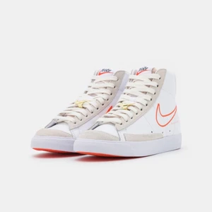 Nike Blazer 77 high  - Använda ett fåtal gånger! Jättefint skick i storlek 40,5 men passar mig med storlek 39,5/40. Skicka bud vid intresse och har såklart möjlighet att skicka fler bilder på skorna vid efterfrågan💕
