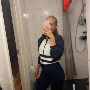 Adidas träningsjacka - Oanvänd vindjacka/träningsjacka från adidas 