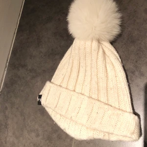 Vit mössa med pälsboll - Vit mössa med pälsboll