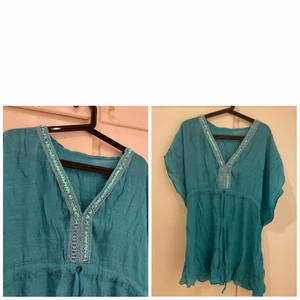 Strand tunika  - Strand tunika med fina detaljer. Använd en gång.  Står ingen storlek (köpt i Thailand), men passar mig som är en M. 