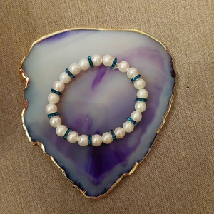 Pärlarmband  - Elastiskt pärlarmband med blå stenar.