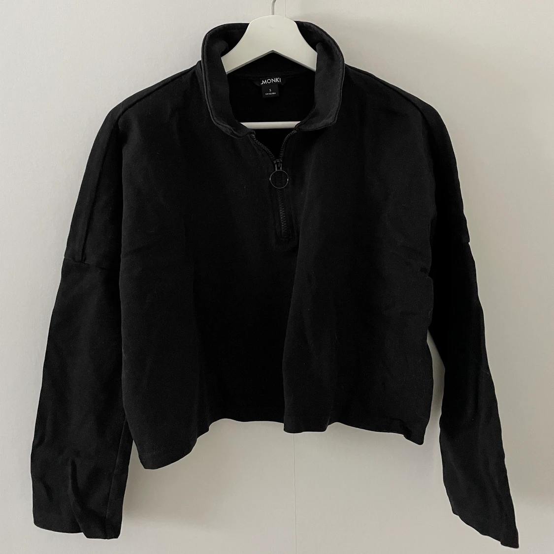 Svart tröja med krage 