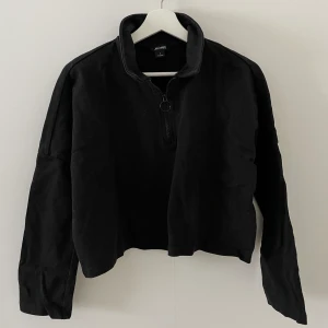 Svart tröja med krage  - Svart tröja med krage från Monki. Dragkedja.