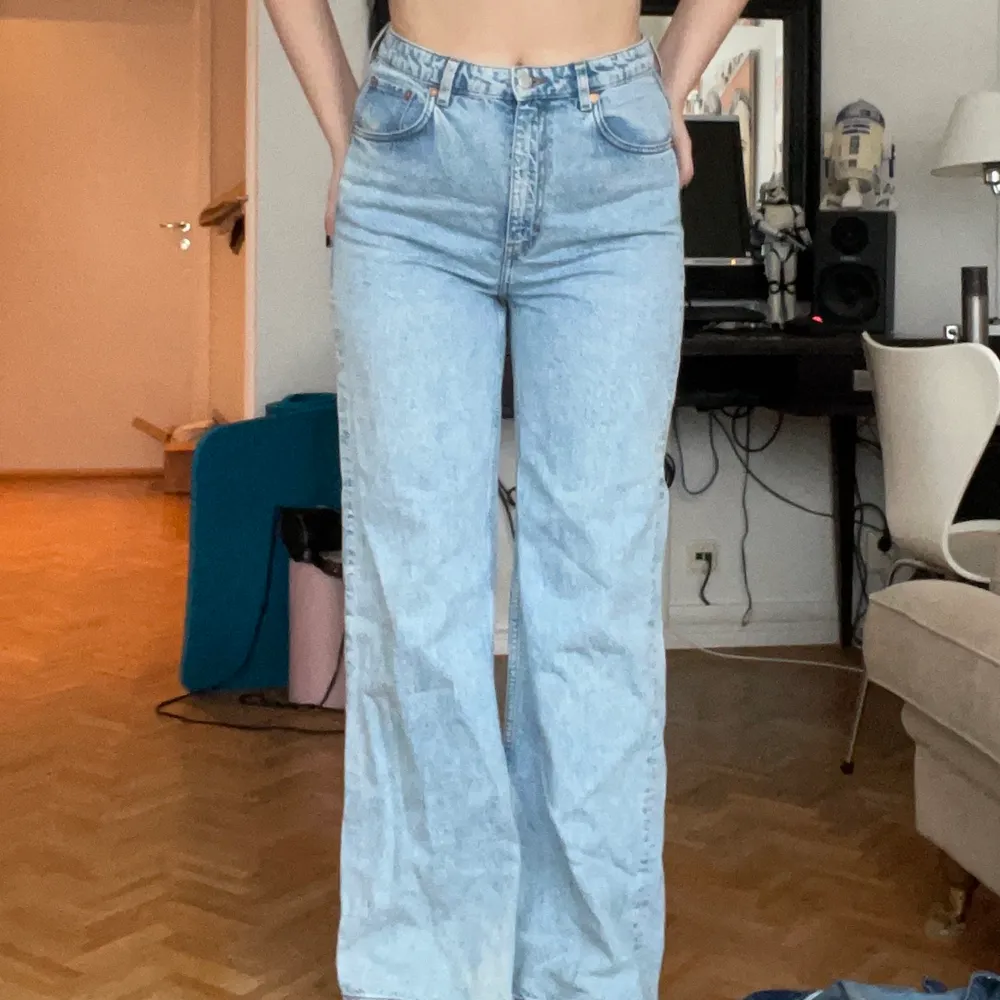 Perfekta utsvängda jeansen modell ACE från Weekday som jag måste sälja då de tyvärr blivit för små för mig ): storlek W31 L34, nypris 500kr. Aningen använda men gott skick. 💙 jag på bilden är 183cm.. Jeans & Byxor.
