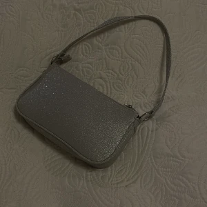 Väska - Glittrig väska aldrog använd 