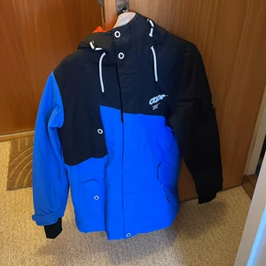 Snowboardjacka fråm Dope i storlek s - Säljer snowboardjacka från Dope i bra skick. Nypris är 1800kr