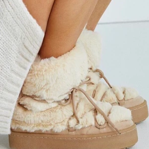 Fluffiga vinterskor från H&M - Superfina fluffiga vinterskor från H&M. Slutsålda i alla storlekar. Dom är helt nya med lappar kvar. Passar mig med 37/38. Färgen stämmer överens med bilderna från hemsidan, dåligt ljus på min bild. Kan mötas upp i Stockholm eller frakta med PostNord för 99kr (väger över 1 kg).  