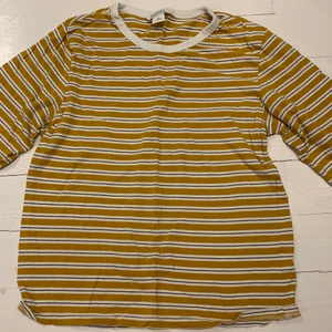 Randig tröja från monki - En gullig gul randig tröja från monki! Är i väldigt bra skick då jag knappt använt den✨💛