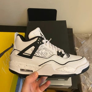 Air Jordan 4 DIY - Säljer ett par Air Jordan 4 ”DIY” i storlek 38.5. Skorna är 100% äkta och går att beställa här på plick eller via weflipudrip.com. Storlekar 36 - 40 går även att specialbeställa, längre leveranstid förekommer då samt att priset kan variera.