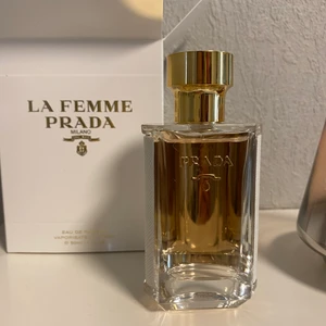 Prada parfym  - Säljer då doften inte föll i min smak riktigt. Endast testat fåtal sprut. Full som ni ser på bild 1. Nypris 1100kr