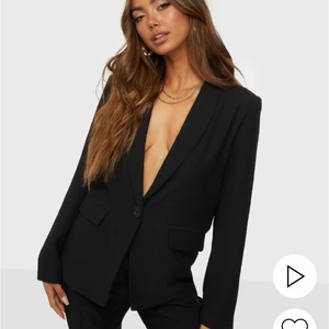 The It Blazer - Helt ny och oanvänd blazer från Nelly! Endast testad och säljer pågrund av fel storlek. Slut i storlek på hemsidan💜 