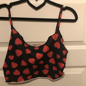 Strawberry croptop  - svart Croptop med jordgubbar från shein, stretchigt material och riktigt bekväm, dock inte anpassbara axelband 